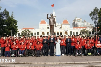 Le vice-Premier ministre Mai Van Chinh, accompagné de représentants des ministères, départements et agences du ressort central et d'Hô Chi Minh -Ville, ainsi que de responsables, d'entraîneurs et d'athlètes de l'équipe paralympique vietnamienne, au parc du monument du président Hô Chi Minh. (Photo : VNA)