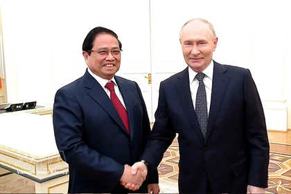Le Premier ministre Pham Minh Chinh (gauche) et le président russe Vladimir Poutine. Photo: VNA
