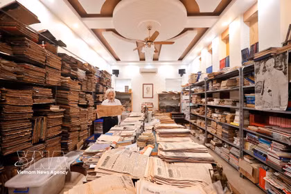 Nguyen Phi Dung a aménagé une pièce de 50 m² au sein du siège de son entreprise familiale, équipée de climatiseurs et de déshumidificateurs, pour assurer la conservation rigoureuse de ses archives. (Photo : VNA)