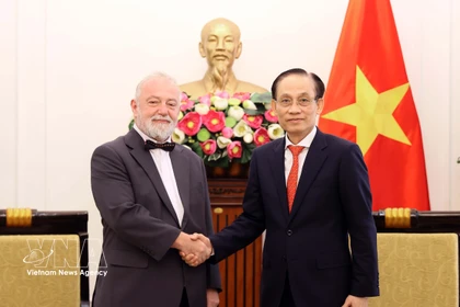Le Hoai Trung, membre du Bureau politique et ministre des Affaires étrangères du Vietnam (droite) et Hynek Kmonicek, ambassadeur de la République tchèque. Photo: VNA