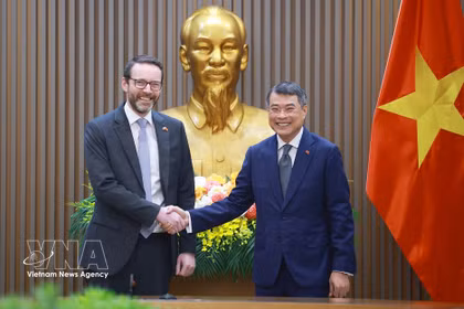 Le Premier ministre Le Minh Hung (droite) reçoit l’ambassadeur britannique au Vietnam Iain Frew. Photo: VNA