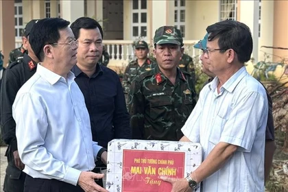 Le vice-Premier ministre Mai Van Chinh remet des cadeaux aux écoles endommagées par le typhon. Photo : VNA