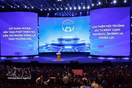 Le président du Comité populaire de Hanoï, Vu Dai Thang, annonce le plan directeur de la capitale, Hanoï, avec une vision à 100 ans. Photo : VNA.