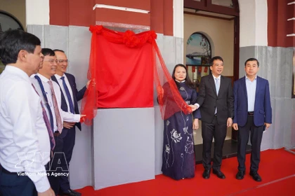 Le Comité populaire de la ville de Hue et la Société nationale des chemins de fer du Vietnam ont dévoilé le 26 mars la nouvelle interface du train «Voyage de connexion des patrimoines du Centre». Photo : VNA
