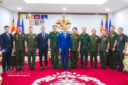 L'ambassadeur Nguyen Minh Vu est allé adresser ses vœux au Commandement général des Forces armées royales cambodgiennes, à l’occasion du Nouvel An traditionnel Chol Chnam Thmey 2026. Photo: VNA