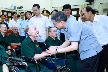 Le Premier ministre Le Minh Hung s'est rendu, dans la matinée du 16 juillet, au Centre de soins pour invalides de guerre de Kim Bang, dans la province de Ninh Binh, afin de rendre visite aux pensionnaires et de leur remettre des cadeaux. Photo : VNA