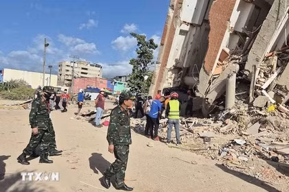 Le chef de la délégation, accompagné de plusieurs membres et représentants du Venezuela, effectue une reconnaissance de terrain dans l'État de La Guaira afin de préparer le déploiement de personnel et de matériel pour les opérations de recherche et de sauvetage. Photo : VNA