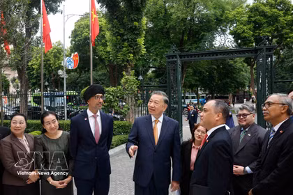 Le secrétaire général du Parti communiste du Vietnam et président de la République, To Lam (centre) et les ambassadeurs et chargés d'affaires des pays membres de l'ASEAN. Photo: VNA