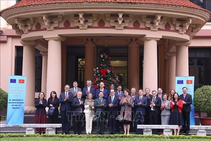 Le vice-PM Trân Hông Hà reçoit les ambassadeurs et chargés d'affaires de l'UE le 16 décembre à Hanoï. Photo : VNA