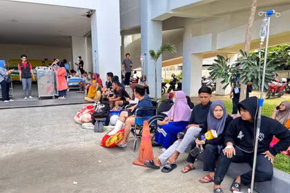 Des patients évacués d’un hôpital après le séisme sur l’île de Sulawesi, en Indonésie, le 16 juin 2026. Photo : Xinhua/VNA
