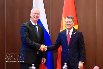 Le Premier ministre Le Minh Hung (droite) et le directeur général du Fonds d’investissement direct russe, Kiril Dmitriev. Photo: VNA