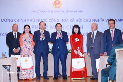 Le Premier ministre remet des cadeaux à la communauté vietnamienne en Russie. Photo: VNA