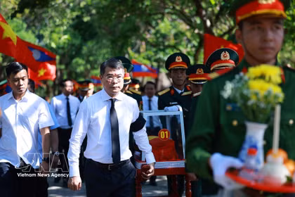 Le Premier ministre Le Minh Hung assiste à une cérémonie d’hommage et d’inhumation de martyrs à Quang Tri. Photo: VNA