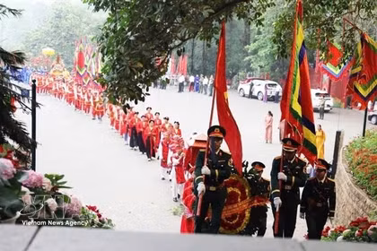 La délégation de la commune de Hy Cuong accomplit le rituel au temple supérieur. Photo : VNA