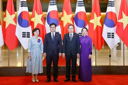 Le président de l'Assemblée nationale, Trân Thanh Mân, et son épouse président la cérémonie d'accueil du président de l'AN sud-coréenne, Woo Won Shik, et de son épouse, en visite officielle au Vietnam. Photo: VNA