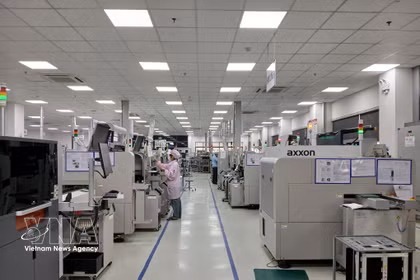 Ligne de production SMT pour dispositifs électroniques à l'usine Trung Nam EMS, dans le parc technologique de haute technologie de Da Nang. Photo : VNA