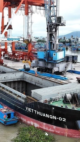 Un navire au port de Quy Nhon. Photo: VNA