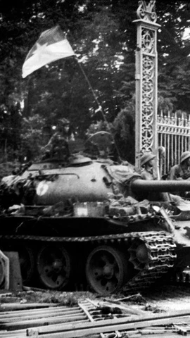 Printemps 1975 : Victoire historique et triomphe de la pensée stratégique du Parti 