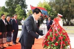 Le président de la République Luong Cuong, à la tête d’une délégation vietnamienne de haut rang, a déposé une gerbe de fleurs à la mémoire du président lao Kaysone Phomvihane. Photo : VNA