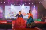 Les visiteurs peuvent essayer le hanbok. Photo : VNA