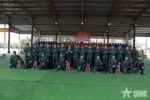 Le Vietnam envoie au Venezuela un contingent de 82 cadres et soldats, accompagné de moyens et de matériel de secours, afin de participer aux opérations de recherche et de sauvetage et d’apporter son soutien aux efforts de gestion des conséquences des séismes. Les gardes-frontières y contribuent avec une équipe cynophile de recherche et de sauvetage composée de 10 cadres et soldats et de huit chiens spécialement entraînés. Photo : VNA