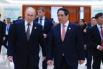 Le Premier ministre Pham Minh Chinh (à droite) rencontre le président russe Vladimir Poutine. Photo : VNA