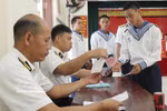 Des électeurs de la zone spéciale de Truong Sa reçoivent leurs bulletins de vote sur l'île de Sinh Ton. Photo : VNA
