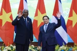 Le Premier ministre Pham Minh Chinh (droite) et le président de l'Assemblée nationale du Pouvoir populaire de Cuba. Photo: VNA