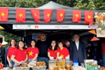 Au stand vietnamien. Photo : VNA