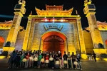 L'organisation de ce circuit nocturne vise à stimuler le tourisme et à promouvoir la Fête des rois Hùng auprès d'un large public. Photo : VNA