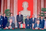 Le Premier ministre Vo Van Kiet et son homologue lituanien Adolfas Slezevicius assistent à la cérémonie de signature de l'accord sur la promotion des investissements entre les deux pays (Hanoï, 27 septembre 1995). Photo : VNA