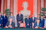 Le Premier ministre Vo Van Kiet et son homologue lituanien Adolfas Slezevicius assistent à la cérémonie de signature de l'accord sur la promotion des investissements entre les deux pays (Hanoï, 27 septembre 1995). Photo : VNA