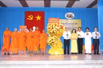 La délégation du Comité central du Front de la Patrie du Vietnam offre des fleurs pour féliciter l'Association de solidarité des moines bouddhistes patriotiques de la province de Vinh Long. Photo : VNA