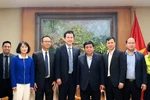 Le vice-Premier ministre Nguyên Chi Dung (4e de droite à gauche) prend la photo avec la délégation de Qualcomm. Photo: VNA