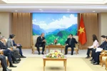 Le Premier ministre Pham Minh Chinh (droite) reçoit Renato Costa, directeur général de la société Friboi du groupe JBS S.A (Brésil). Photo : VNA