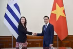 Le vice-ministre vietnamien des Affaires étrangères, Dang Hoàng Giang, et la vice-ministre des Affaires étrangères de la République orientale de l’Uruguay, Valeria Csusaki Cabrera. Photo : ministère des Affaires étrangères
