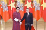 Le président de l’Assemblée nationale du Vietnam, Tran Thanh Mân (à droite) et le roi du Bhoutan, Jigme Khesar Namgyel Wangchuck. Photo : VNA