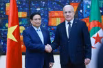 Le Premier ministre Pham Minh Chinh (gauche) rencontre le président de l'Assemblée populaire nationale d'Algérie, Ibrahim Boughali. Photo: VNA