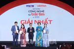 La directrice générale de l'Agence vietnamienne d'information (VNA), Vu Viet Trang, et le président de l'Association des journalistes vietnamiens (VNA), Le Quoc Minh, ont remis le premier prix aux lauréats lors de la cérémonie et de l'exposition "Technologie avec le cœur" 2024. Photo : VNA
