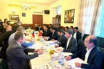Panorama de la table ronde à Prague. Photo: VNA