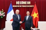 Le vice-ministre vietnamien de la Sécurité publique, Pham Thê Tung (à droite) et le ministre auprès du ministre d'État, ministre de l'Intérieur, François-Noël Buffet. Photo : VNA