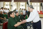 Le secrétaire général du Parti Tô Lâm rend visite aux soldats blessés du Centre de soins pour invalides de guerre de Thuân Thành (quartier de Ninh Xa, province de Bac Ninh) le 15 juillet. Photo : VNA