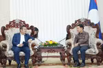 Le vice-Premier ministre lao, Saleumxay Kommasith (à droite) et le président de Vinachem, Phung Quang Hiep. Photo : VNA