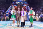 Tong Toan Thang (2e à partir de la droite), Artiste du Peuple, directeur de la Fédération vietnamienne du cirque et membre du jury, remet la médaille de bronze à l'artiste Luu Thi Huong (2 à partir de la gauche). Photo : Fédération vietnamienne du cirque