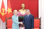 Le secrétaire général du Parti communiste du Vietnam To Lam reçoit l’ambassadrice d’Australie Gillian Bird. Photo : VNA