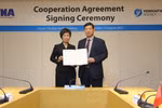 Vu Viet Trang, directrice générale de la VNA, et Hwang Dae Il, président de Yonhap lors de la cérémonie de signature. Photo : VNA