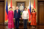 Le secrétaire général du Parti communiste du Vietnam et président de la République, To Lam, et son épouse (à gauche) et le président philippin Ferdinand Romualdez Marcos Jr. et son épouse. Photo: VNA