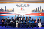 Le secrétaire général du Parti communiste du Vietnam et président de la République, To Lam, et le Premier ministre thaïlandais Anutin Charnvirakul assistent à la remise d’accords de coopération entre des entreprises des deux pays. Photo: VNA 