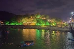 Les tours de Ponagar lumineuses dans la nuit. Photo : Dang Tuan-VNA
