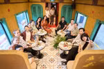 Des visiteurs à bord du train. Photo: baodautu.vn